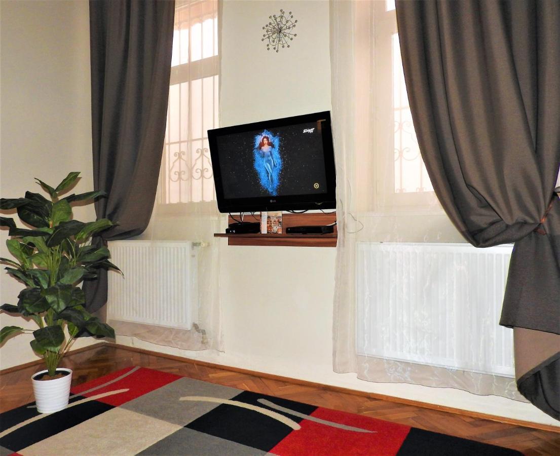 Nora Studio Apartman - Eger Appartement Buitenkant foto